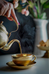 优雅倒茶瞬间