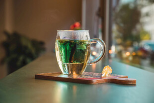 玻璃杯中泡着的清新绿茶
