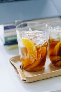 两杯冰橙茶置于托盘上