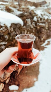雪地中手捧热茶的惬意时刻