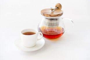 玻璃茶壶与白色茶杯