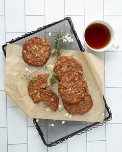 美味燕麦饼干与热茶搭配