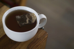 白色杯中的袋泡茶