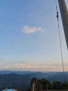 山顶眺望远方美丽景致