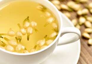 一杯清香茉莉花茶