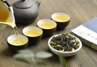 传统茶艺茶壶斟茶与茶点
