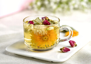 玫瑰菊花养生花茶一杯