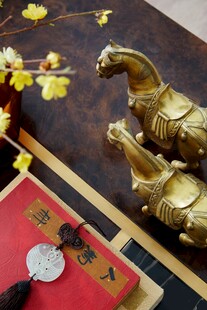 金骏马摆件与传统元素