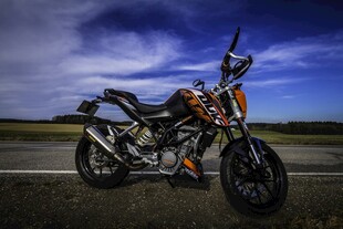 公路上的炫酷摩托车