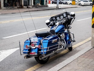 路边蓝色警用摩托车