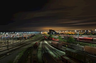 夜幕下的铁路货运场景