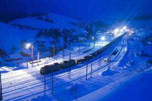 雪夜中的铁路列车