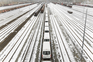雪后铁轨上行驶的列车