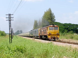 田野间行驶的黄色火车