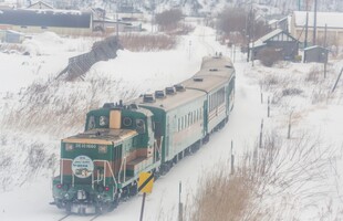 雪野中的行进火车