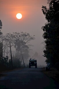 夕阳下公路上行驶的车辆