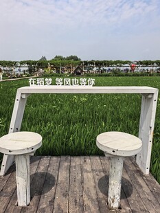 稻梦空间户外露台桌椅与田园风光