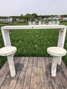 稻梦空间户外木质平台的两把座椅