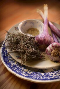 青花瓷盘上摆放的新鲜大蒜