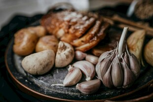 烤物与大蒜的诱人组合