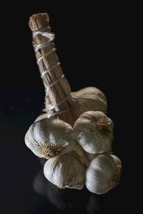 新鲜大蒜堆叠特写