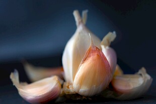 剥开的蒜瓣特写