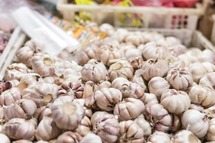 新鲜大蒜堆放在摊位上