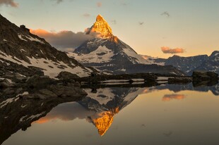 马特洪峰的绝美湖景倒影