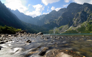 山间溪流旁的壮丽山景