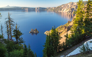 壮丽火山湖的自然美景