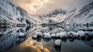 冬日雪山湖泊静谧美景