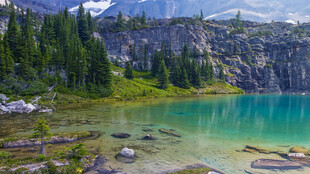 山间碧湖美景