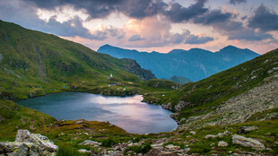 山间湖泊美景