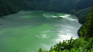 翠绿湖泊与周边山峦美景