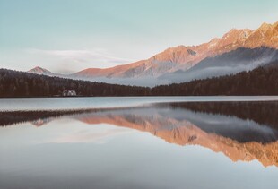 湖畔山景倒影静谧之美