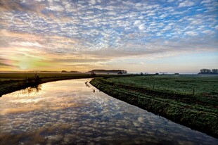 河畔晨曦美景