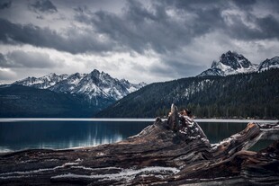 湖畔雪山美景