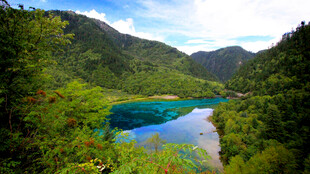 山间幽蓝湖泊风光
