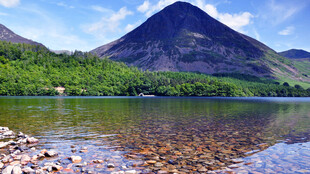 湖畔青山美景