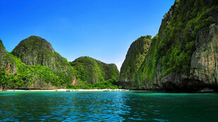 海上青山绿水美景