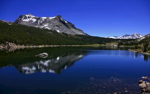 高山湖泊的静谧美景