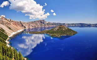 美丽火山湖的壮丽风光