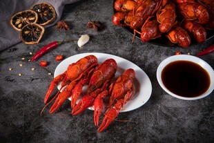 美味小龙虾与蘸料摆盘