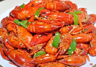 美味小龙虾配翠绿辣椒