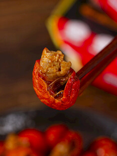 筷子夹起美味小龙虾