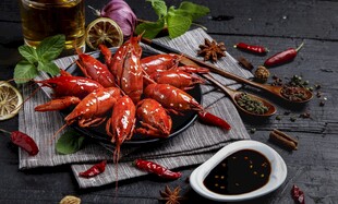 美味小龙虾搭配特色蘸料