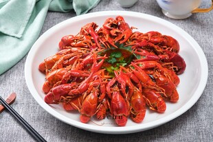 美味小龙虾摆放在白盘上