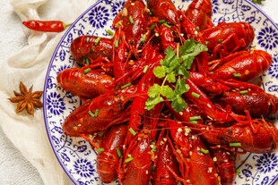 美味小龙虾摆于精致盘中