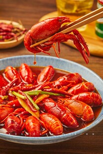 美味小龙虾筷子夹起瞬间