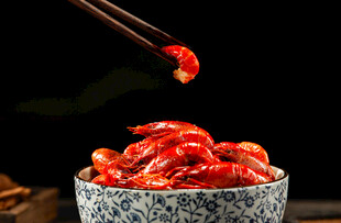 筷子夹起美味小龙虾